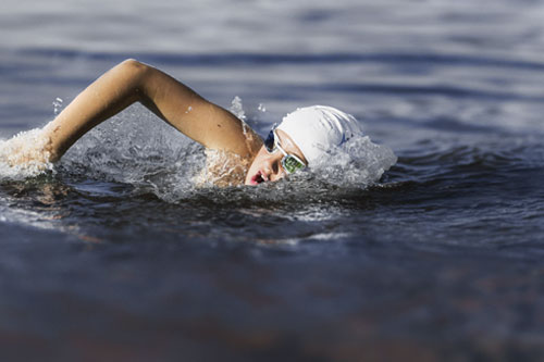 Kind welches Kraul schwimmt